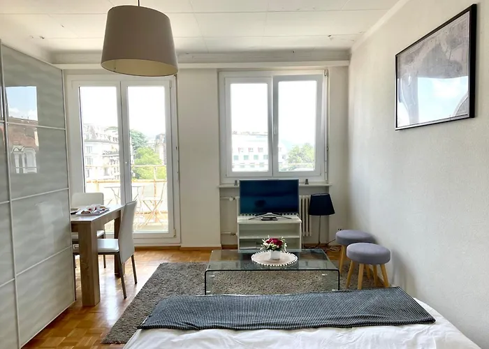 Beautiful 2 Minutes From Train Station *