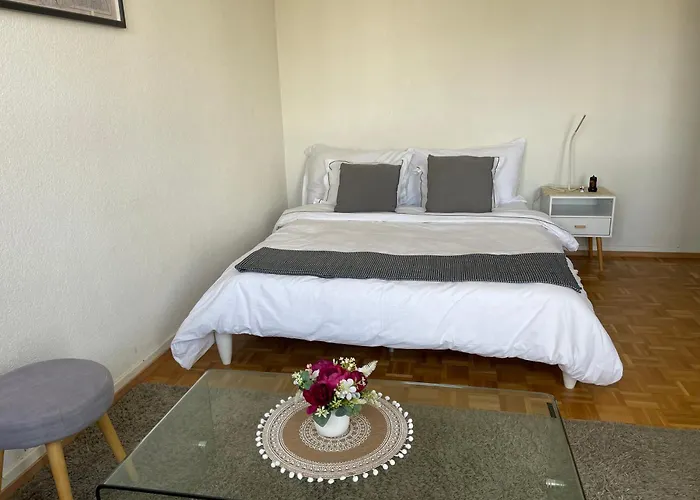 Beautiful 2 Minutes From Train Station Apartment